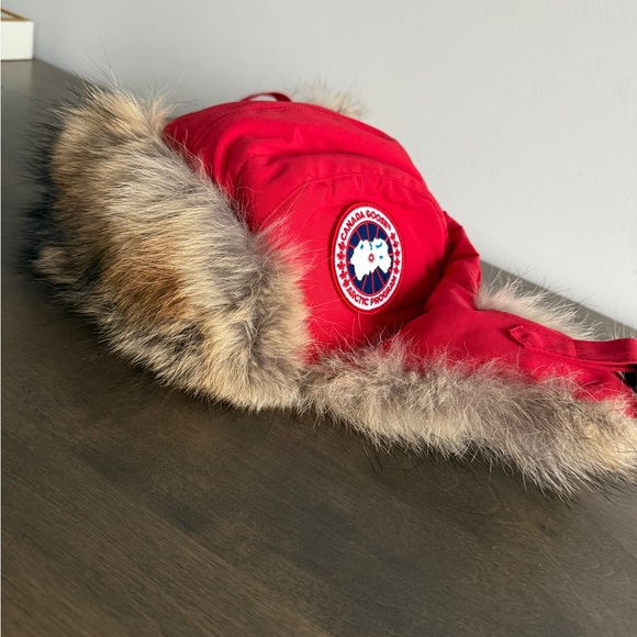 Canada Goose Kids Arctic Red Hat with Fur Trim - Picture 5 of 8